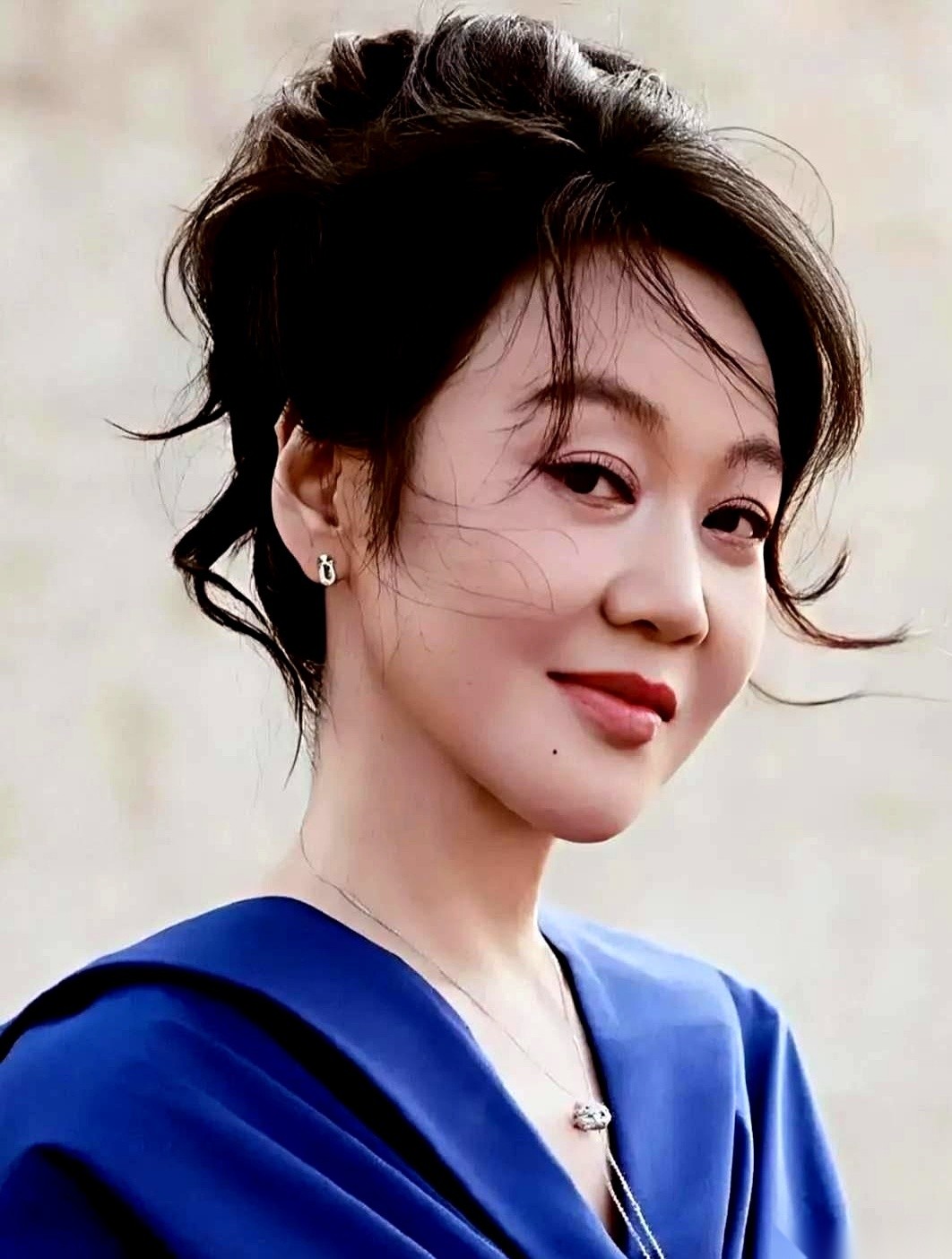 闫妮在上海拍《活色生香》的时候，前夫老叫她去家里打掼蛋。
前夫现在的爱人不仅毫无介意，还坐在一张桌上陪着打，在旁边拿吃拿喝热情招待。
李静当场追问现在到底还打不打，闫妮没再交代下一场的牌局排到了哪一天。
普通人听到这事，第一反应大概都是后背一凉。
这得是什么心理素质？
离婚了，前妻、前夫、前夫的新媳