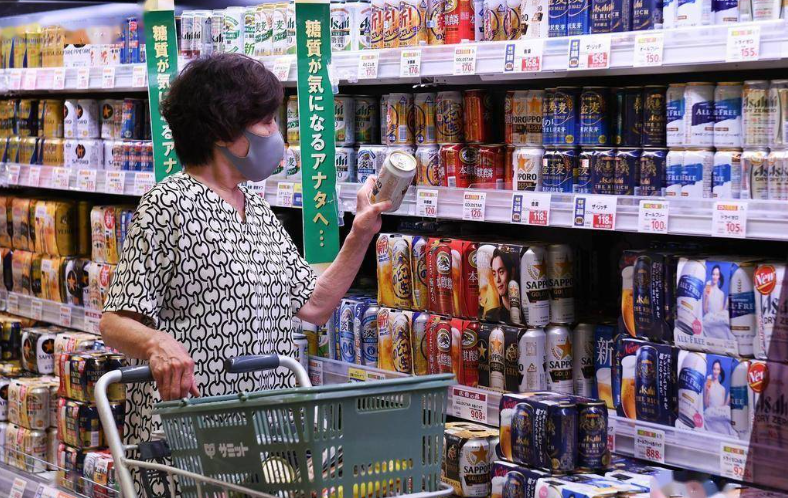 用人民币去衡量美国的物价，这样对比真的合理吗？是真实购买力差异，还是统计口径不同？

现在美国的物价，已经涨到了让普通老百姓喘不过气的地步，这种昂贵不再是单一品类的小幅涨价，而是衣食住行全方位、无死角的成本飙升。

很多在美生活的人都能真切感受到，日常消费的压力一年比一年重，随便一瓶普通饮料、一次基
