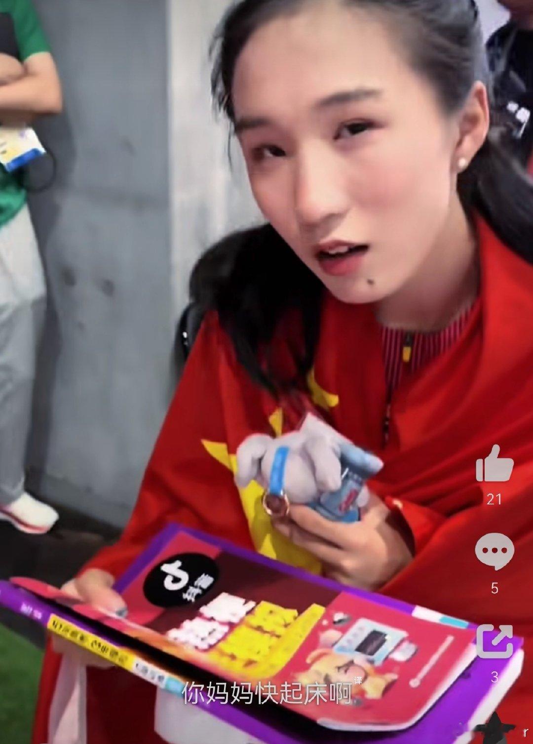 谁这么坏？2026亚运会女子100米决赛，17岁的中国小将陈妤颉跑出11秒06，夺得第一名，创下新的亚运会纪录。赛后浙江“小孩姐”陈妤颉收到五年高考三年模拟，大呼：“回去睡觉！怎么可以这样子！” ​