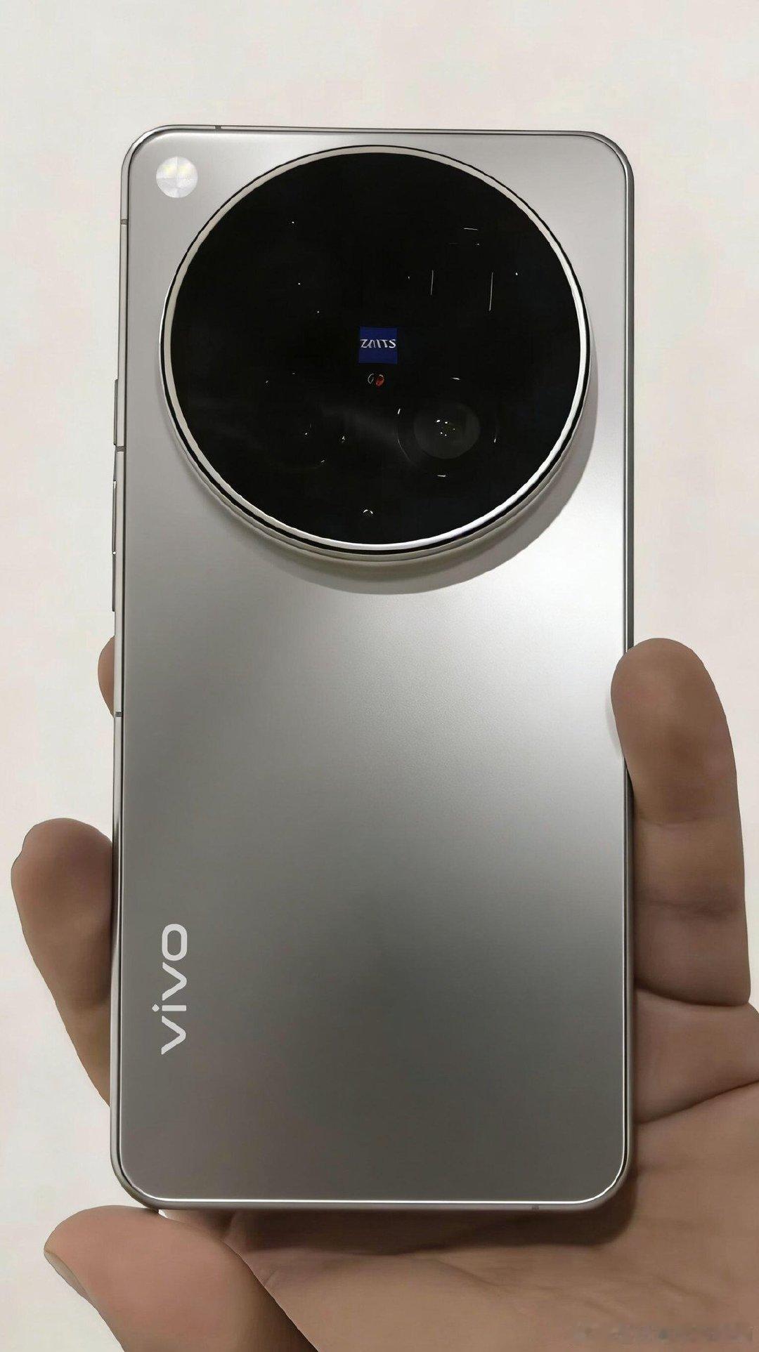 网传的vivo X500 Pro的背部外观曝光，整体的设计变化不大，只是摄像头的形状有变化！大家觉得好看吗？[举手]#vivo[超话]# ​