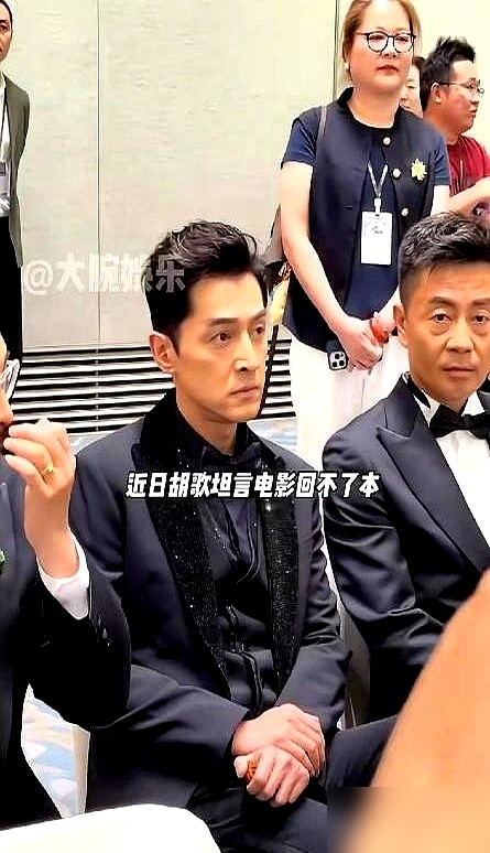 董子健站领奖台上，扭头冲着台下导演喊，我档期很空，求带走。
刘昊然紧跟一句，找我工作，谢谢。
金钟视帝赵又廷更惨，自曝半年没接到一个像样的本子，说这行冷得夏天不用开空调。
张彬彬全年进组不到7天，转头去唱歌了。贾乃亮直接扎进直播间不带回头。
横店开机量腰斩，89.9%的演员没稳定资源，38%