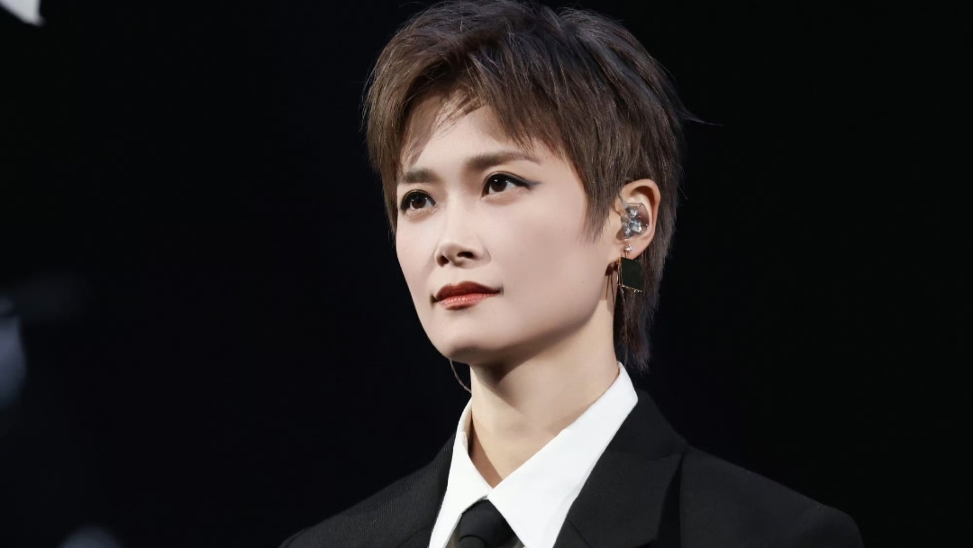 为什么李宇春没有绯闻李宇春很少传出绯闻，核心是她的处事边界感极强。多年来她专注音乐事业，私生活尽量与工作切割，不刻意制造情感话题博热度。面对各类八卦传闻，她一向低调不炒作。加上她本人性格内敛，不喜欢将私人生活暴露在大众视野，没有可供放大的感情素材，自然很少有绯闻传出。