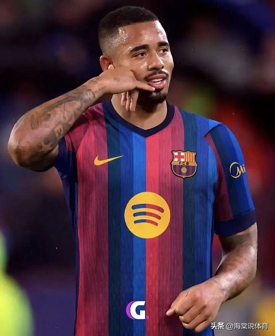 🔥 巴萨压哨拿下热苏斯！1000万欧，梦碎阿尔瓦雷斯后的B计划

万万没想到，巴萨这出转会大戏，最后是这样收场的。

先说结论：罗马诺一声&34;Here We Go&34;，加布里埃尔·热苏斯，正式加盟巴塞罗那。1000万欧固定+浮动，合同2+1，签到2029年。周一体检，周二基本就能官宣亮相。

说实话，这