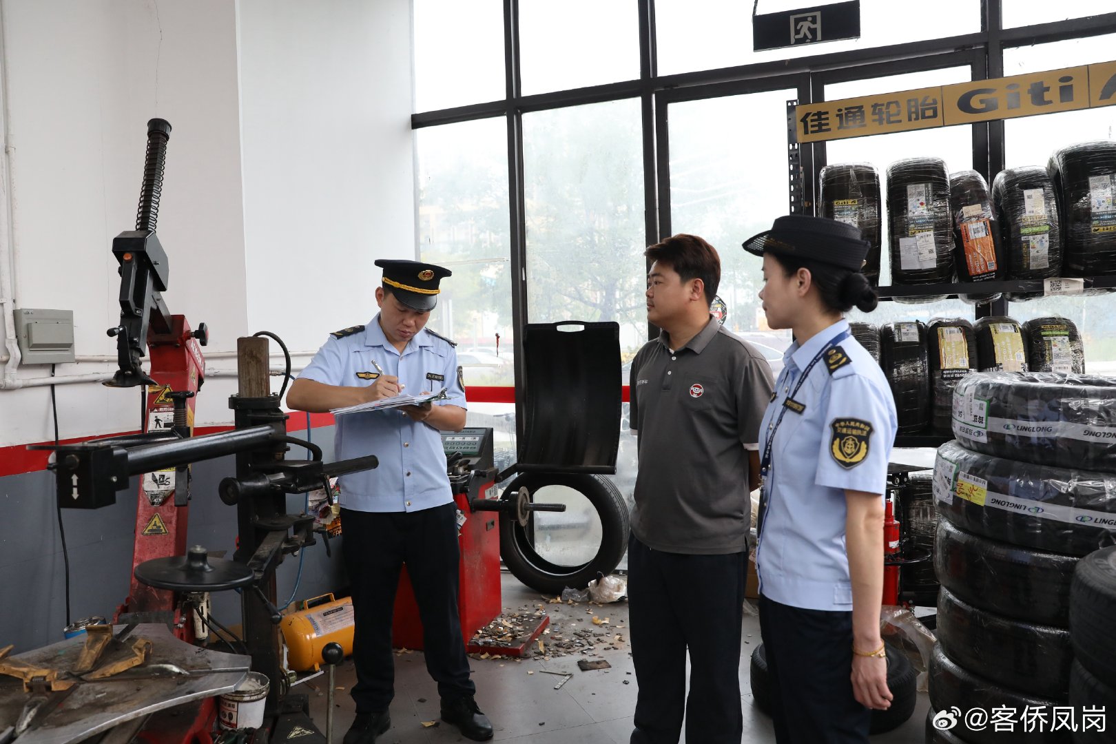 【凤岗：规范汽修行业经营秩序 筑牢道路运输安全防线】连日来，凤岗交通运输分局组织执法人员开展汽车维修企业专项检查行动，进一步规范辖区机动车维修行业经营秩序，压实安全生产主体责任，排查安全生产隐患，全力守护辖区交通运输行业安全稳定形势。 ​