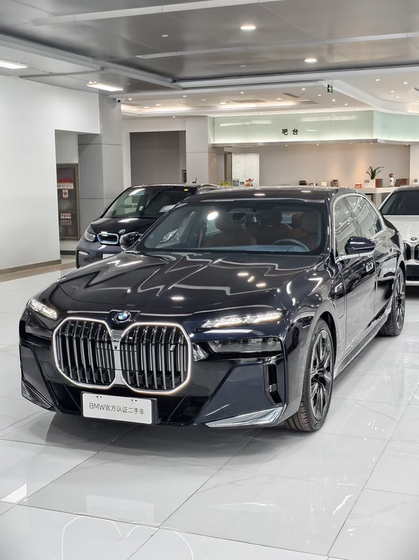 🔥宝马i7 xDrive60L M套装｜碳黑+松露褐色
