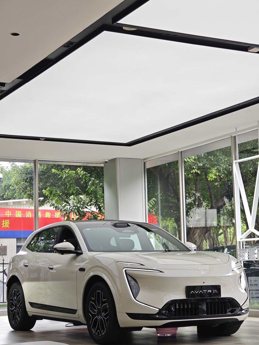 阿维塔 07L 试驾：大五座 SUV 的日常表现
到阿维塔门店看车，顺道预约了 07L 的试驾。这台车定位大五座纯电 SUV，试驾车停在展厅外，当天路线涵盖城市主干道和一段快速路，全程约四十分钟，足以对日常表现做出判断。
静态先看外观。07L 车身比例舒展，近五米车长搭配大倾角车尾，侧面线条干净，没