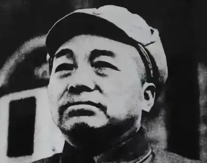 1965年，组织想让彭德怀重新出来工作，可他态度十分坚决，压根不愿复出，他特意亲笔写信给毛主席，毛主席看完来信后，当即给出回应：你要不要马上过来见我？
彭德怀捏着那张简短的回条，在屋里踱了两圈。他让警卫员备车，自己从柜底翻出一身洗得发白的旧军装换上。车一路开进中南海，他让司机停在颐年堂院外，自己步行