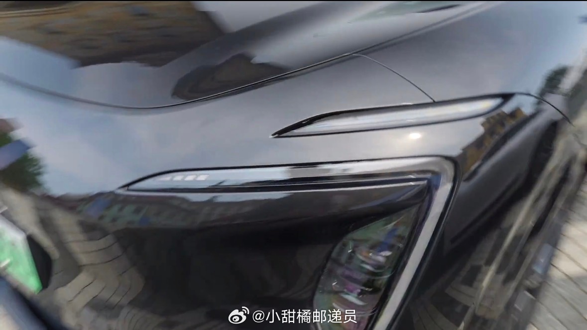 阿维塔07L实车体验，加长之后变化在哪？

近距离体验阿维塔07L的实车后，发现07L并不是简单的拉长车身，很多细节体验确实有明显改观。

外观依旧是家族化的蝶翼大灯，线条流畅的溜背SUV姿态，车身加长之后侧面比例更舒展，不会显得臃肿。B柱的安全标识也能看出车身结构用料的重视，整车气场比老款更稳 ​