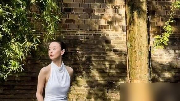 李梦穿着白色挂脖亮片裙在乌镇戏剧节被拍，生图状态直接封神。
没有精修，没有滤镜，路人镜头下腰线紧致，肩颈线条利落，整个人透着一股文艺片女主的劲儿。有人夸她状态回春，有人翻旧账提片场迟到，评论区吵得不可开交。
就在半个月前，她刚发长文告别《兰香如故》，剧热度破了3349。再往前推，月子中心生女的爆