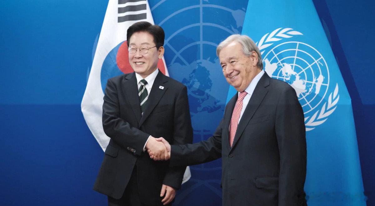 【李在明纽约会见联合国秘书长古特雷斯】正在美国纽约出席联合国大会的#韩国[超话]# 总统李在明当地时间22日会见联合国秘书长安东尼奥·古特雷斯，就韩·联合国合作及韩半岛问题交换意见，并请求联合国和国际社会继续关注和支持半岛和平。#NEWSPIM# ​
