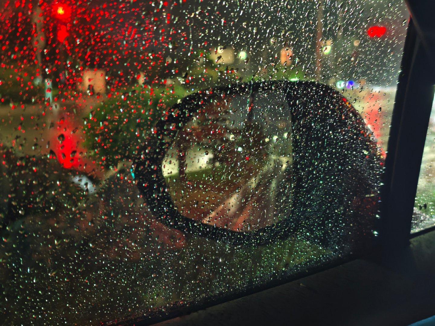 乐道上这个神玑芯片自研 isp 真的强，夜间雨天真清晰啊！ ​