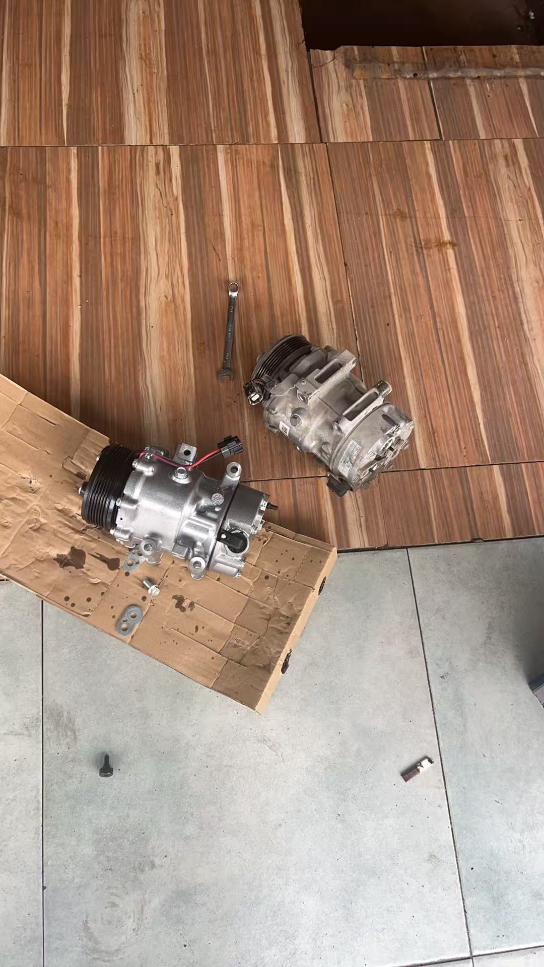 🚗奇瑞瑞虎8空调故障：空调泵不工作
⚠️重点：该车为电控可变排量压缩机，无传统电磁吸盘，不要盲目更换吸盘！
✅检修逻辑：测供电→检查压力→确认压缩机本体损坏
💡换压缩机必做：清洗空调管路、定量加冷冻油和冷媒，旧泵磨损的金属杂质，是新压缩机短命最大元凶。#瑞虎8维修 #汽车空调维修