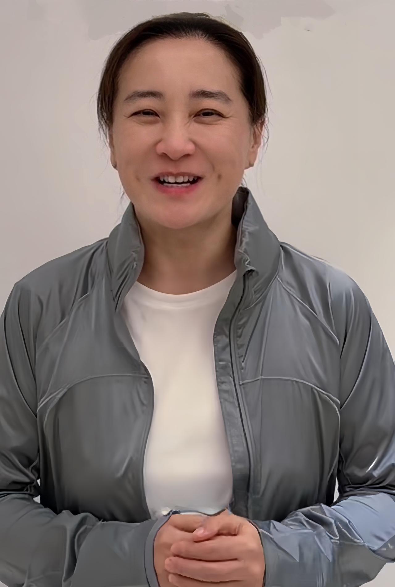 谁能想到，曾经那个走到哪都能把人逗乐的贾玲，如今44岁站在镜头前，眼神里却少了几分从前的鲜活劲儿。
 
不少观众依旧偏爱从前胖乎乎的贾玲，圆润的模样自带喜庆氛围感，往那一站就让人觉得亲切。减重之后身形纤细，穿搭上确实更加出彩，可那份独有的松弛快乐感却淡了许多。
 
为了完成影视作品，贾玲经历了长时间