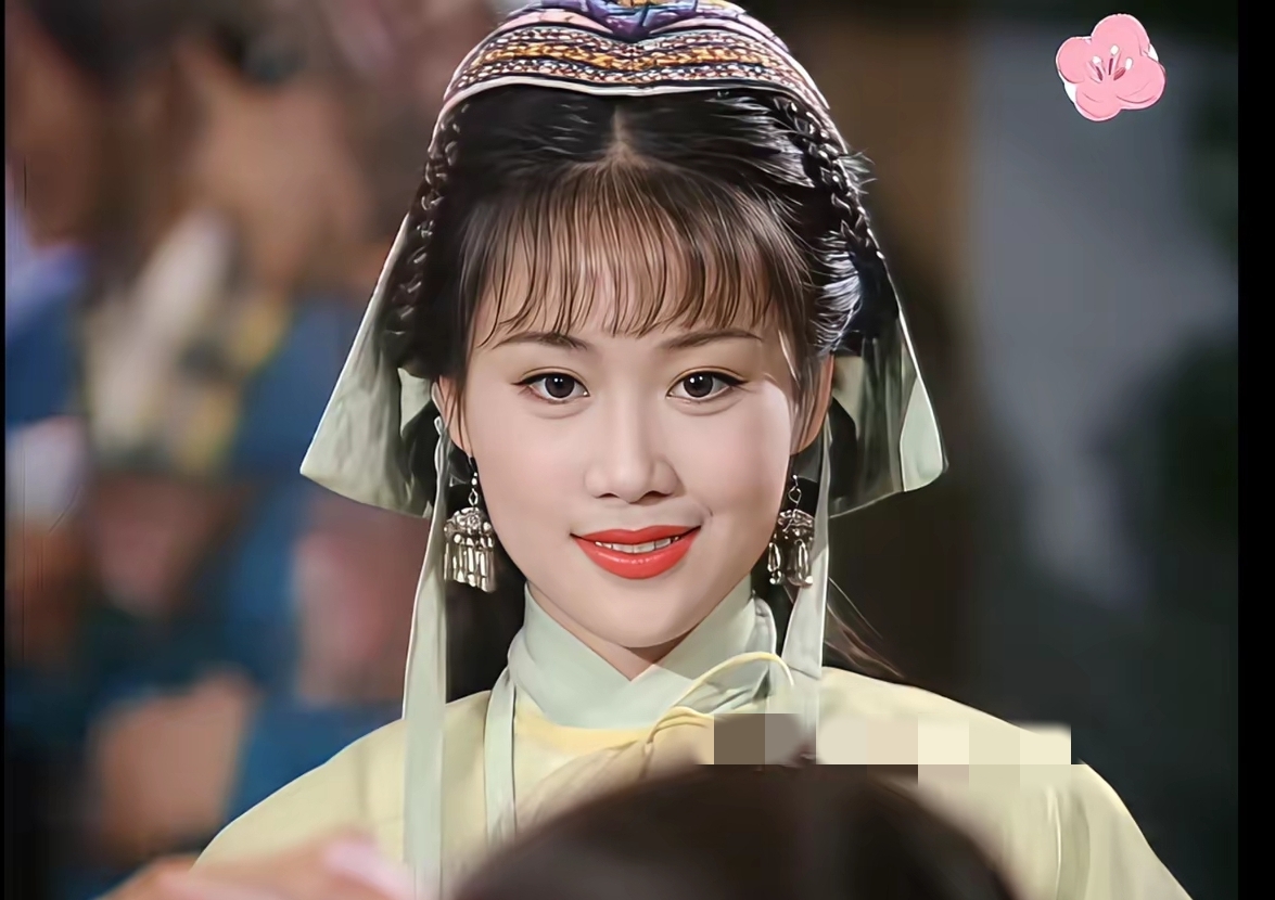 不少人发现蓝盈莹和梁小冰眉眼很相像，可大家公认梁小冰是古典美人。
 
差别就在气质！梁小冰嘴角上扬，温婉楚楚动人，《圆月弯刀》柳青青更是颜值巅峰，一颦一笑像古画里走出的人。蓝盈莹唇角下垂，自带一股苦相，气质干练强势。
 
五官相似，但神态气韵完全不同。美不光看皮相，舒服的氛围感才最打动人。
 
你更