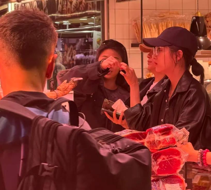 关晓彤带着团队到西班牙度假被偶遇，一行人逛当地市场买火腿，私下里的关晓彤是真接地气呀！
偶遇照中，关晓彤身着黑色皮衣，戴着棒球帽和墨镜，路人镜头下的她依旧是又瘦又漂亮。
据悉，关晓彤参演的《红掌》在9月中旬才迎来杀青，为此，还有粉丝打趣称彤姐每次拍完一个戏都会奖励自己旅游一次。
回归单身状态的关晓彤