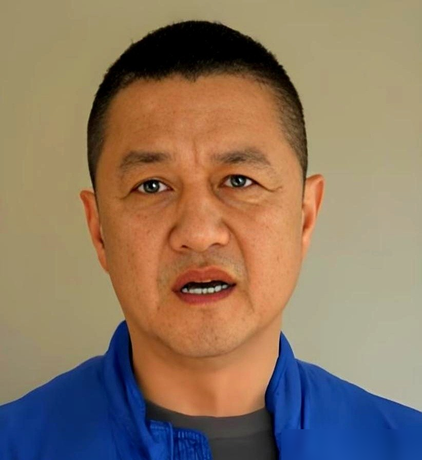 窦靖童往镜头前一坐，拆了块糕点，随手递过去一句爸，你尝尝，李亚鹏直播间直接炸了。
没血缘，这声爸叫了十几年。2013年他就说过，童童早改口了。这次直播，小姑娘没刻意煽情，就是窝在角落吃酥方，顺嘴一递。结果人气飙了，货也带起来了。
可李亚鹏转头聊起童童，眼眶先红了。说她清冷，独，怕她以后不找对象，