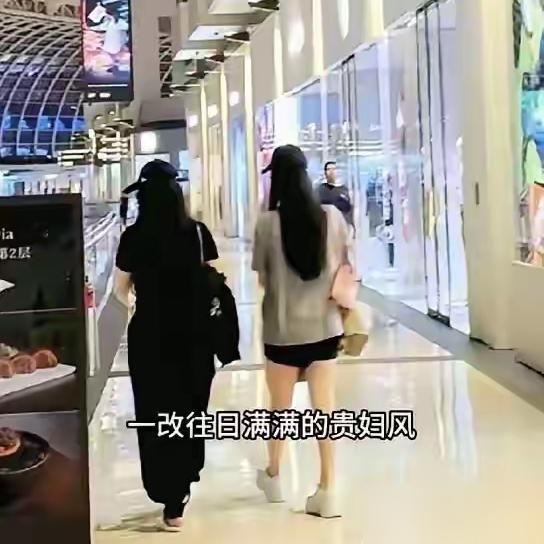 半年狂瘦50斤！李湘这次对自己太狠了。
前几天网友在新加坡街头偶遇，母女俩全穿朴素T恤戴棒球帽，完全看不到以前的富婆排场。李湘瘦了整整一圈，王诗龄直接出了筷子腿，身高都快170了。
半年前她还160多斤，现在目测只有110斤。一天三小时普拉提，坚持16小时断食，饮食严格卡，一口多余的都不碰。