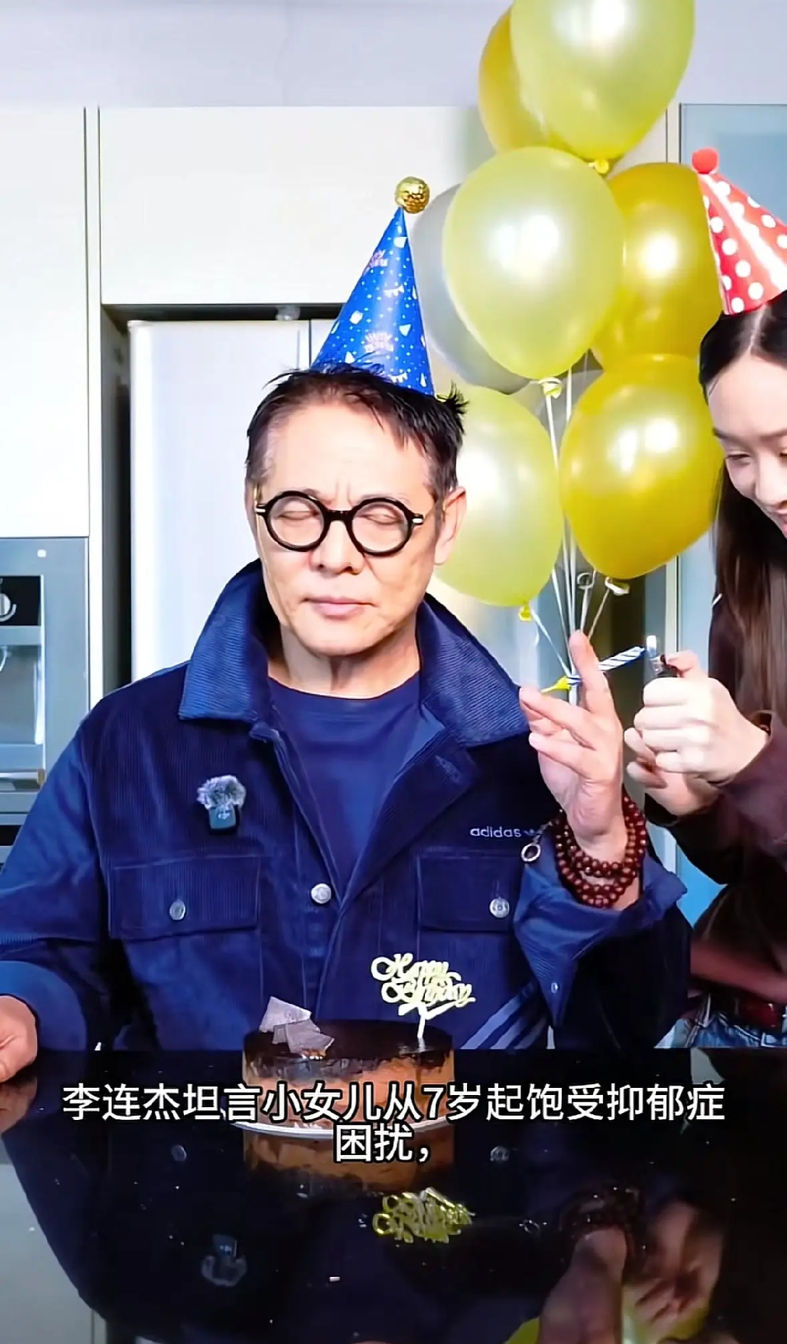 李连杰得抑郁症的女儿是跟谁生的？

钱多了就是矫情，换个天天为生活奔波劳碌的生活，她还敢抑郁嘛？作死的一批。

温室里的花朵，物质条件太好， 没吃过什么苦，忍耐痛苦的能力差。所以遇到事想不开，需要成长。其实就是放下，轻松放下，然后精神重生。

好像富裕家庭抑郁症孩子多一些，穷苦家庭的少一些。

这样