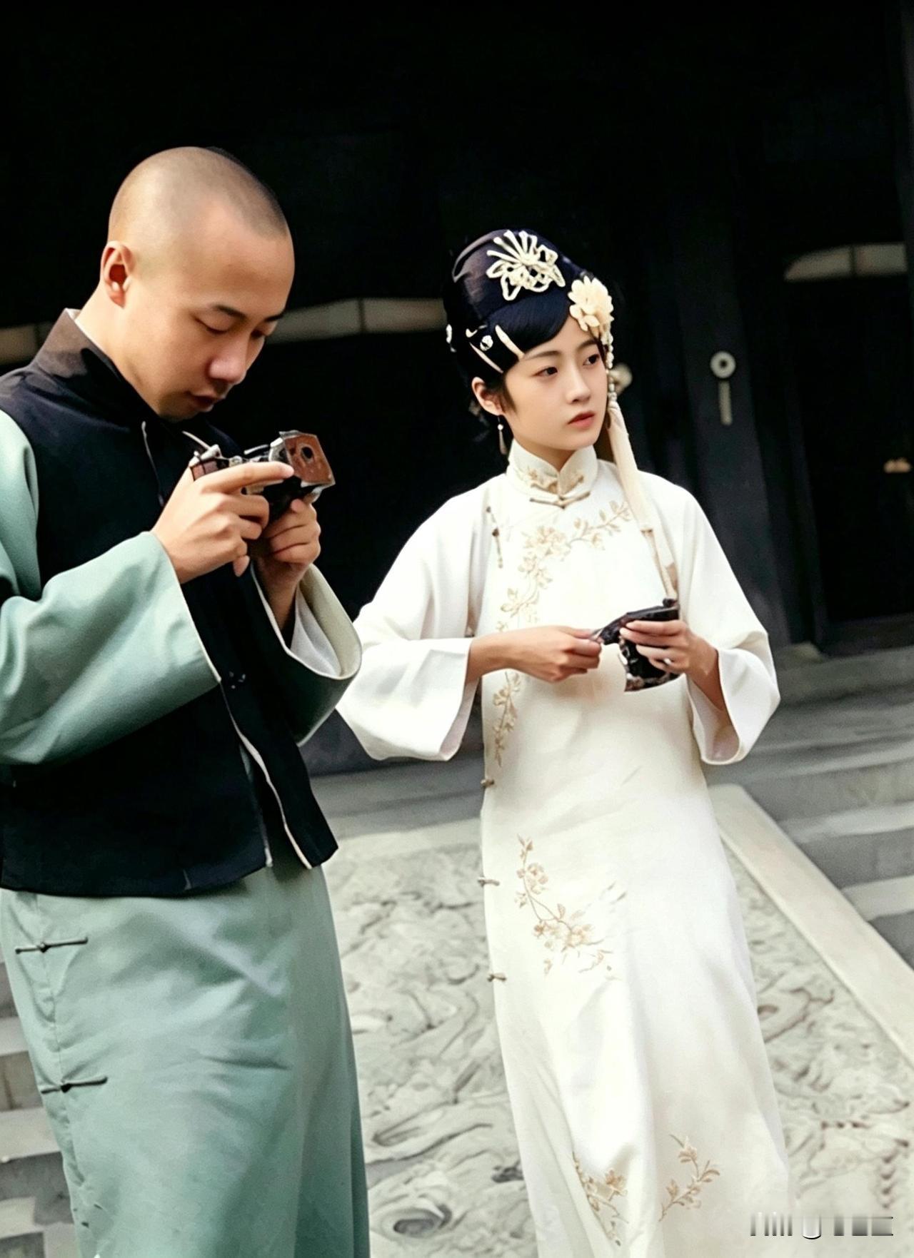 照片中的男子是末代皇帝溥仪，女子是末代皇后婉容。
溥仪手里鼓弄着相机，头发剃得很短，一旁的婉容，看着皮肤白皙，面容姣好。
溥仪6岁退位，退位后一直生活在紫荆城宫院。18岁时，被冯玉祥赶出了北平。所以照片中的溥仪和婉容，应该是在紫荆城最后的岁月里拍摄的。
离开北平的溥仪，先是去天津生活了7年，后又在侵