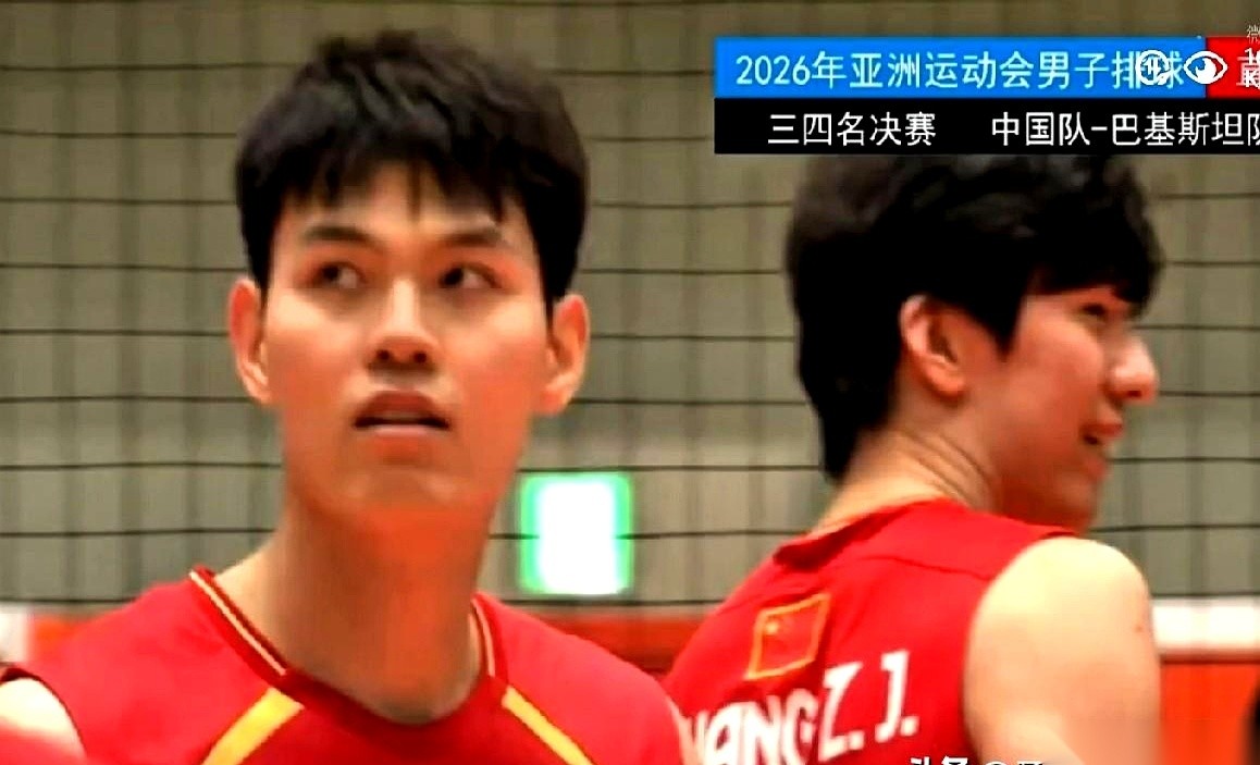 2026年亚运会男排三四名决赛，中国队首局18比25输给了巴基斯坦队。
这支刚闯进四强、士气正盛的对手，在进攻和拦网上直接全方位压制了我们的发挥。
带着伤的王滨每次扣球都显得十分难受，替补换上场的李磊也没能撕开防线，现在的第二局比赛还在继续打。
打排球最憋屈的局，就是网口上处处受限，小伙子们拼了命起