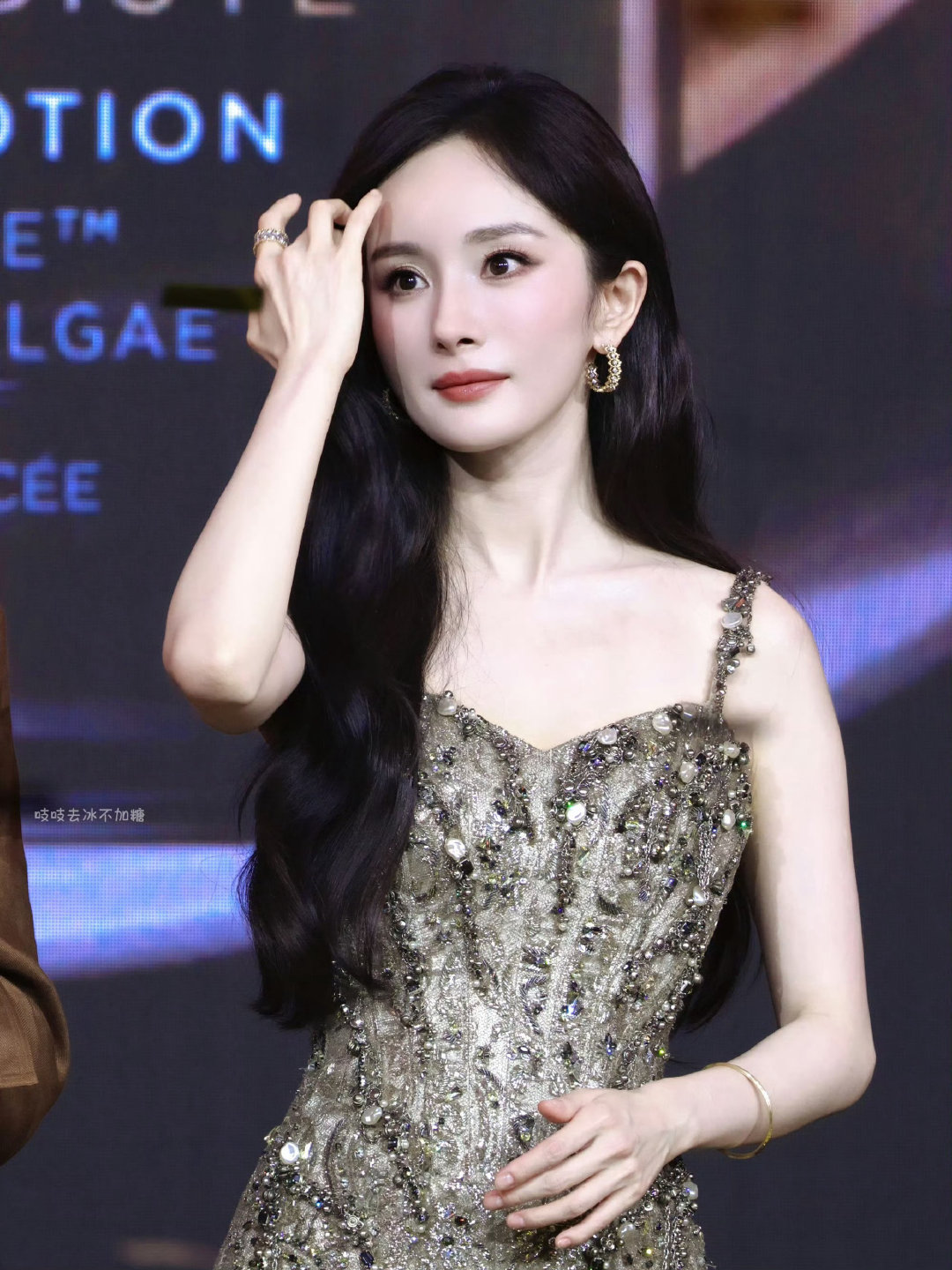 #杨幂贴了烈焰红唇贴纸# 看见杨幂手背不笑的都是老绷家了，特别有趣一女演员，来看昨天晚上美神降临[么么哒] ​