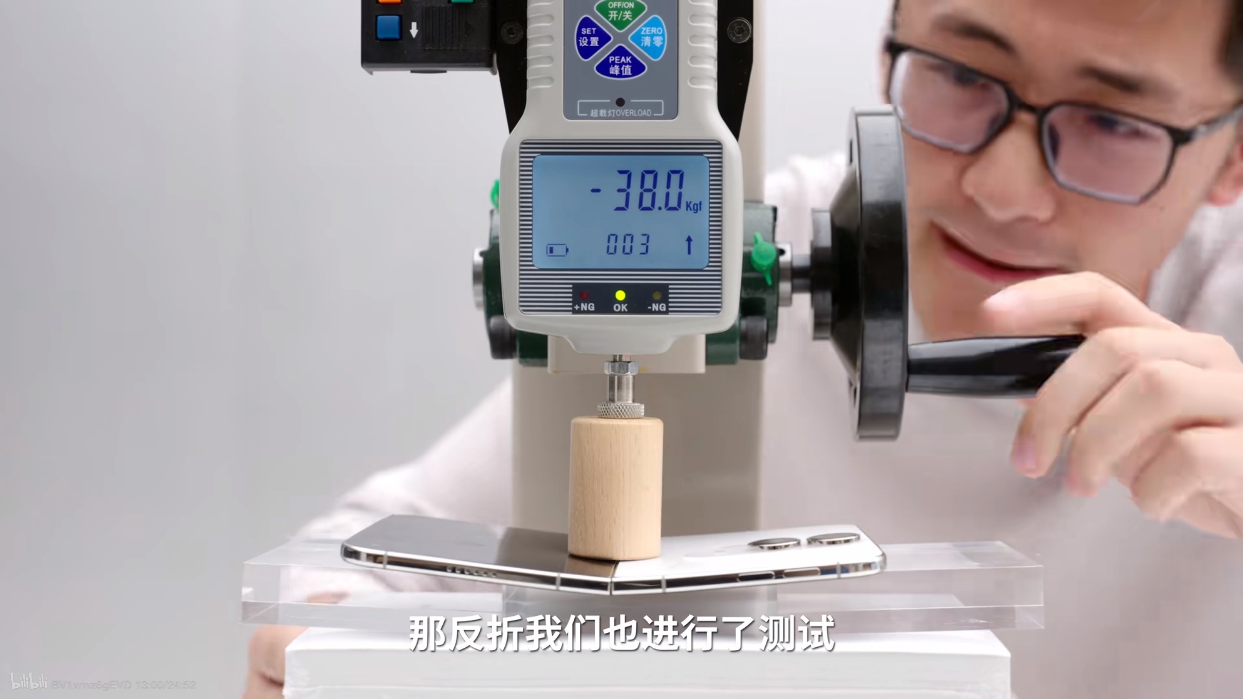 之前 Tim 提到 iPhone Duo 反折后出现闪屏
我应该也算提前一个月预测了真实原因（图1）

这不是纯硬件问题，但也不是软件问题，更像是反折后导致铰链角度传感器出现错乱，进而导致软件出现 bug

看来 iPhone Duo 需要修复的 bug 还是不少的…[柯基]
#iphoneduo排队##iphoneduo评测汇总#  ​