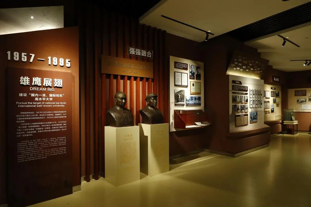 #千年古都 常来长安##Fun暑假 玩西安##文旅西安#抓住暑假的尾巴，带孩子走进西北工业大学长安校区，赴一场超燃的“大国重器”之约吧！✈️
作为工信部直属的“双一流”985、211高校，西工大在航空、航天、航海“三航” 领域可是响当当的“总师摇篮”。这次暑期校园开放，最值得看的就是军工素质教育实 ​