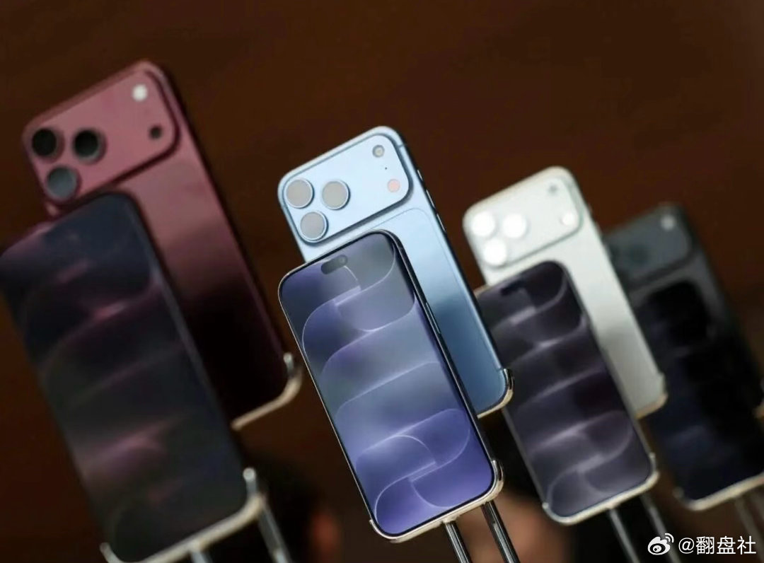 重大硬件缺陷！美版iPhone18 Pro Max集体断网，官方官宣仅能换机｜官宣！宝可梦官方强势入驻懂淘，开启垂直文创全新格局

撰文：赵阳 采编：广泰

一、新机翻车！美版iPhone 18 Pro Max爆发批量断网故障，硬件无解只能整机换新

彭博社10月3日重磅曝光苹果最新旗舰翻车事故，刚上市仅两周、售价1299美 ​