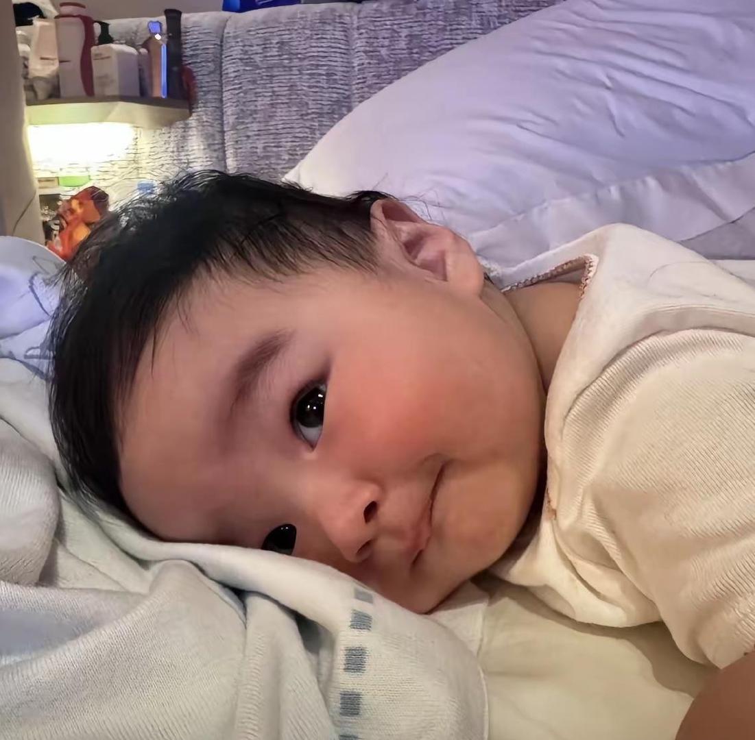 马筱梅7个月儿子近照曝光！汪宝自己抱枕头玩累了就躺，孩子的长相成了这几天讨论度最高的话题，奶奶张兰那边没公开说什么，但网友已经帮她把基因夸了个遍 ​