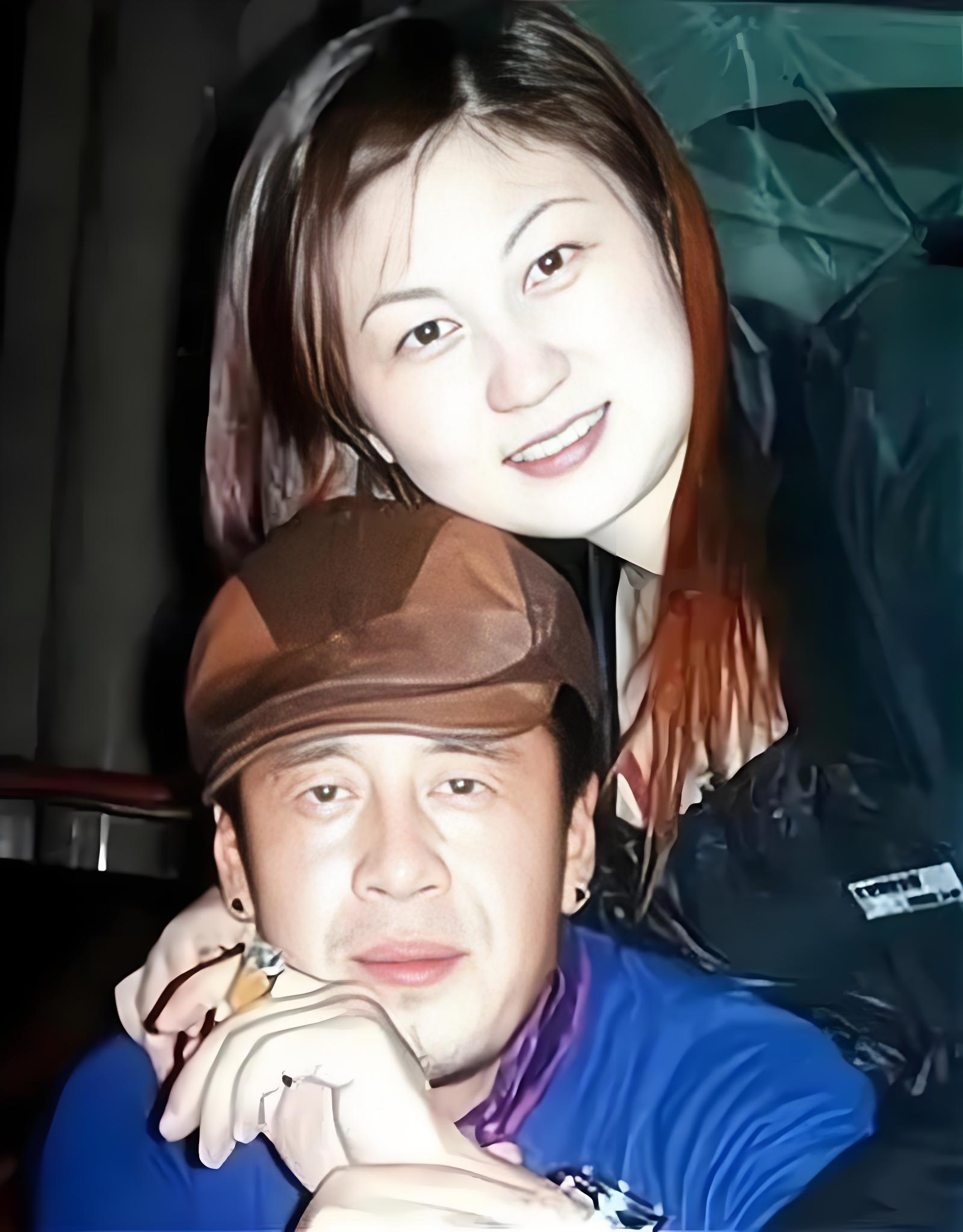 被女友供养3年，分手变卖定情金链，杨坤爆火之后，却永远来不及报恩
 
1996年，北漂追梦的杨坤，靠着女友的收入度过整整三年。可现实的重压，终究耗尽了女生所有期待。分手当晚，白雪摘下自己的金项链递给他，当作两人这段感情最后的念想。
谁也想不到，第二天一大早，走投无路的杨坤就把项链送去当铺，换来了15