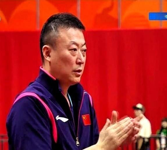 名单并排看，第五个人换了名字
女团名单：蒯曼、王艺迪、陈熠、石洵瑶、徐奕。女单名单：蒯曼、王艺迪、陈熠、石洵瑶、覃予萱。两份名单摆在一起，前四个人一模一样，第五个位置换了人。这是近五年国乒第一次不把单打入选者默认塞进团体名单。
覃予萱和石洵瑶打了一场5局3胜，1比3输了。团体的门当场关上，只剩单打通