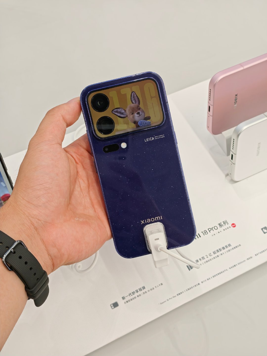 来摸了一下小米18 Pro，这一代Pro做得太精致了，影像还跟Pro Max基本持平，也有传奇一瞬……好想用Pro[泪] ​