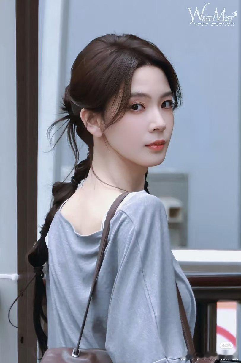 芒果TV综艺《我家那闺女2026》今日正式官宣，将于2026年8月23日中午12点在芒果TV首播，时隔一年回归，本季主打“自我舒展”主题。 一、定档与播出节奏- 首播时间：2026年8月23日中午12