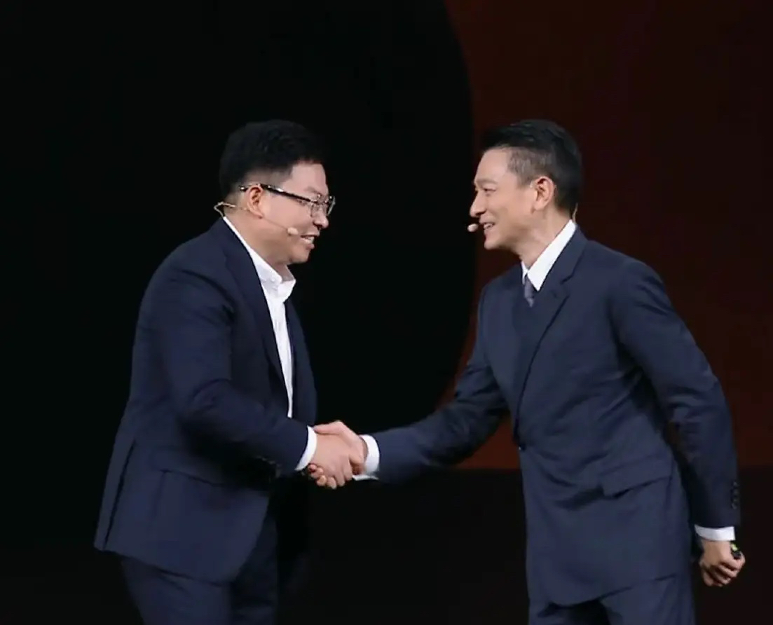 9月7日，刘德华一身浅灰西装，搭配蓝色牛仔裤现身，虽然已经65岁了，但精气神依旧在线，尤其是他疾步向前，直接握住了余承东的手并相拥，镜头下65岁的刘德华精气神很足，相比之下，57岁的余承东看起来更疲惫。

这场发布会在广州举办。刘德华是作为华为非凡大师品牌大使来的，双方合作从2023年9月就开始了。