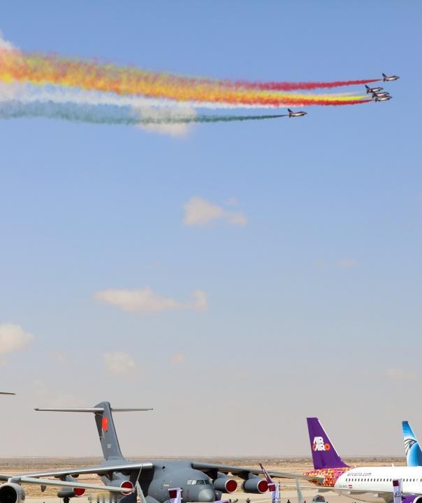 中国空军将携多型军机亮相埃及航展

9月6日，国防部发布消息，应埃及军队邀请，中国空军将派战斗机、预警机、加油机、直升机等多型军机，参加9月8日至10日在阿拉曼国际机场举行的第二届埃及航展。

这次参展，已经不是一次简单的装备展示。中国空军连续第二次来到埃及航展，时间点又和中埃空军联合训练重合，外界