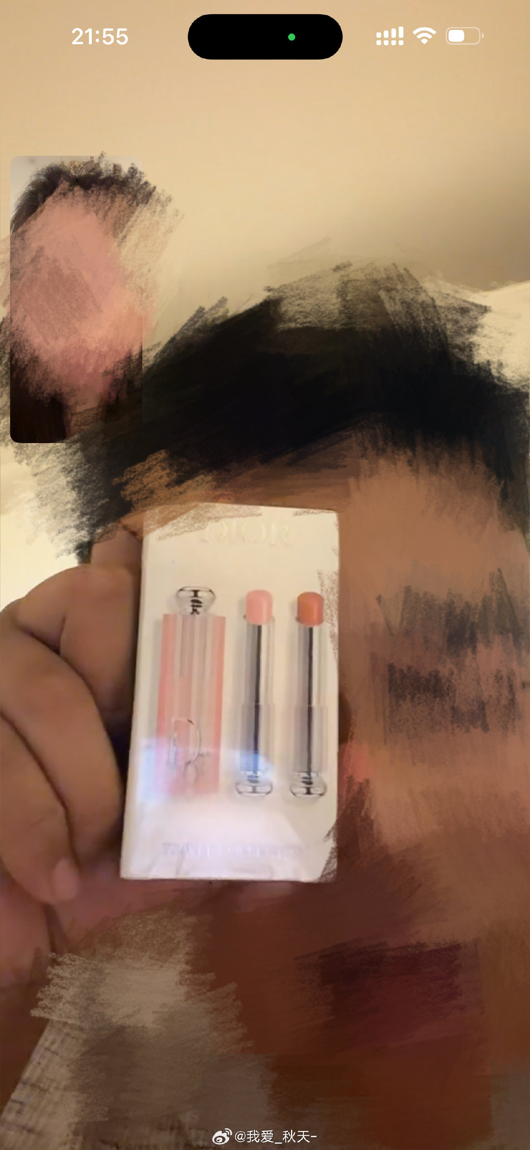 直男送的礼物 人家说在高铁上买的 我说为啥买这个 人家说在高铁上听见卖迪奥口红的 一听是奥迪大牌子就买了 还查了说是中欧列车不会是假的 我说这是唇膏不是口红 那么贵买个唇膏不值 他以为是口红 而且8.2号都买了 一直憋到现在才说还被我数落一顿 ​