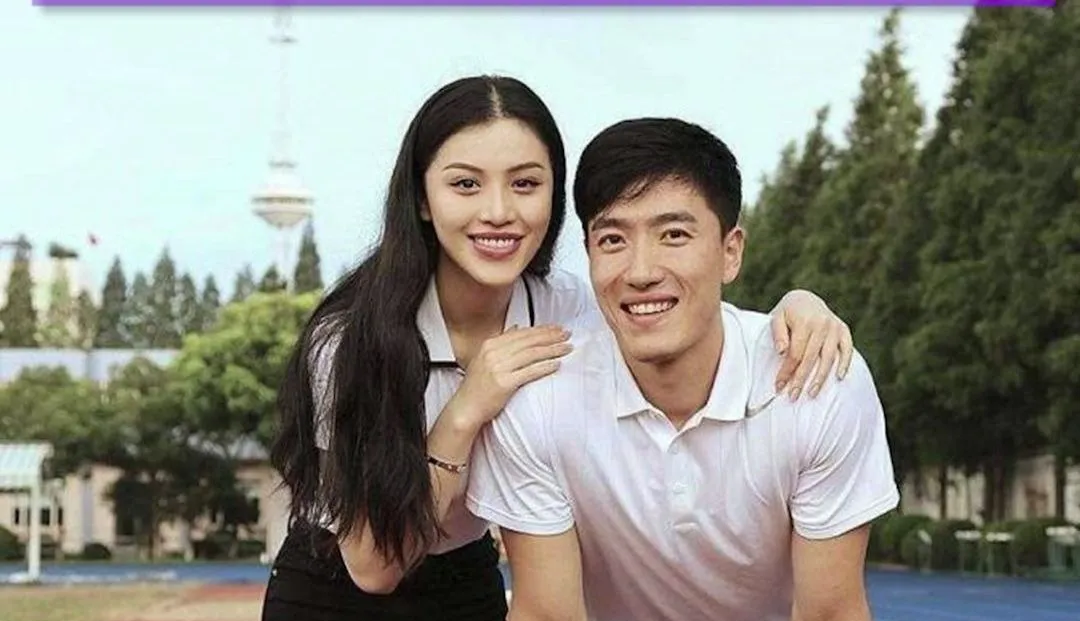 刘翔万万没想到，那位早在11年前便与自己断绝关系的前妻，如今竟然一步步走出了低谷，日子越过越顺。

前几天刷到她的话剧巡演返场视频，穿着简单的卡其布衬衫，站在舞台追光里深深鞠躬，额角还带着戏里没擦干净的汗，眼睛亮得像盛着满当当的光。

换作十年前，没人敢信她能站得这么稳。

还记得2015年离婚消息