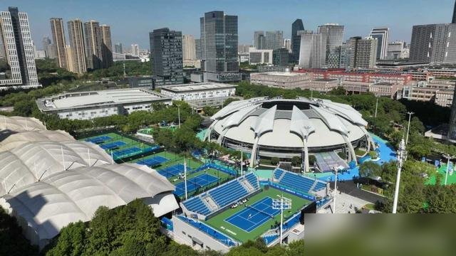 资格赛先倒一片，林禹君、渠依含、董佳丽全输了。场上还没见着斯瓦泰克，自家小花先折了仨。
正赛签表倒是够硬，上半区莱巴金娜坐镇，下半区斯瓦泰克空降宁波，头一回露面。王曦雨首轮碰贝莱克，郭涵煜硬扛亚历山德洛娃，没一个软柿子。
施晗还在打，首盘破了弗雷希的发球局，暂时领先。小姑娘是资格赛里唯一还站着的