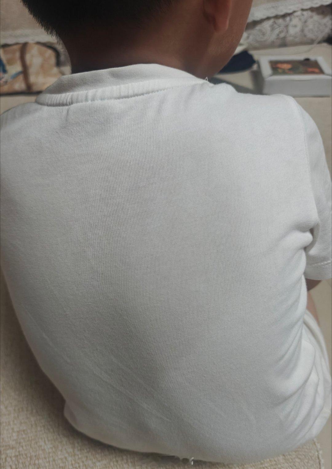 奥运冠军张家齐在综艺《我家那闺女》里听到邵子恒分享父亲邵兵主动认错、平等沟通的家庭日常，脱口而出“你爸爸不能是我爸爸吗”，而观察室里的妈妈只回了句“又来了”。  一、名场面触发：邵家平等式教育直击内心