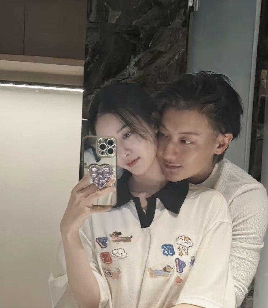 徐艺洋裹床单扮鸵鸟蹲走廊，黄子韬出电梯一眼认出，网友笑喷：这声“我老婆”咋这么甜 ​
