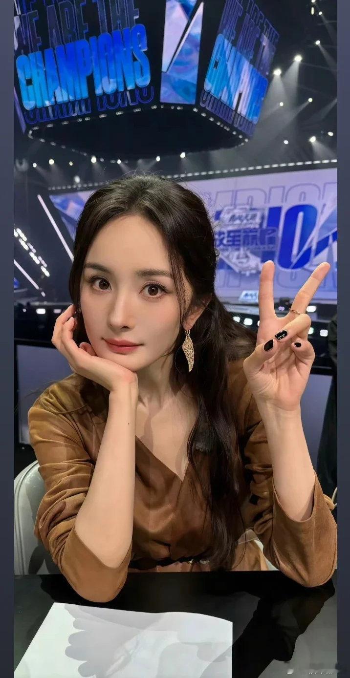 #杨幂[超话]# 对着镜头比个耶[耶]吧 ​