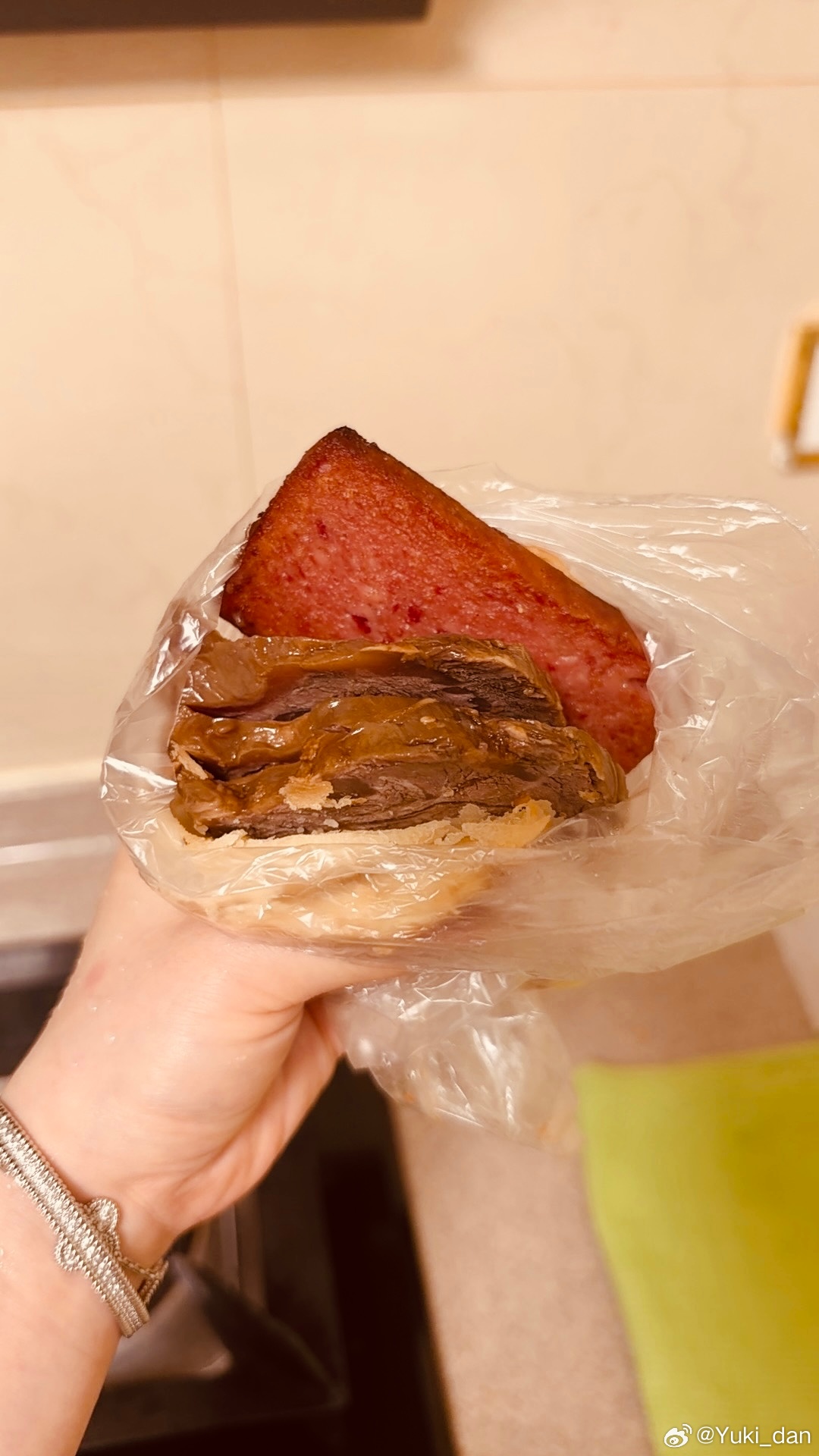 昨天做的酱牛肉，做好泡了一晚上入味，烤一个烧饼切几片酱牛肉和午餐肉早餐就有了，给孩子做了一碗牛肉面，又简单又快。哥哥去上课，带妹妹逛街，买两件亲子小熊T恤，还买了一件吊带。晚上回来没空做饭，家里有提前包好的馄饨，煮一碗凑合吃一下。 上海·TWOI Design Lab