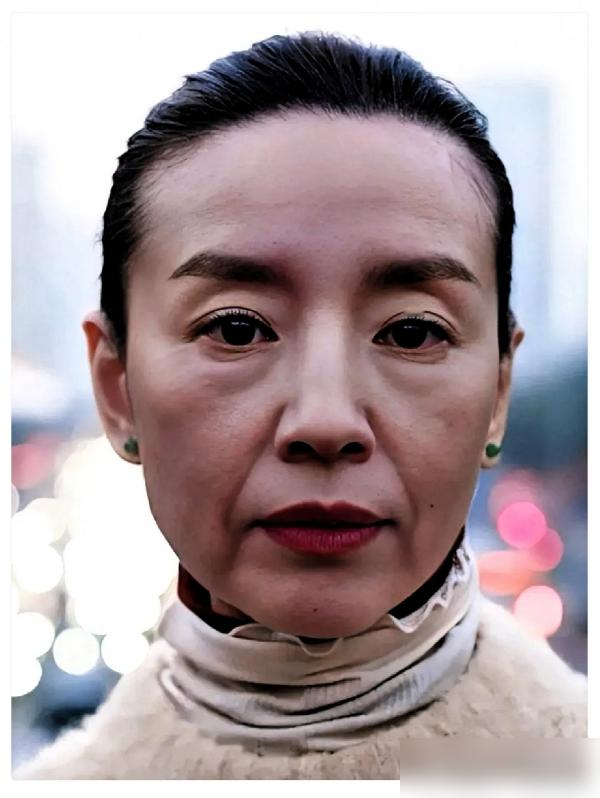 马伊琍说了一句大实话，家庭事业平衡就是骗局，这话专门用来套女人的。
董洁十几年，一个人带顶顶，一个人养父母。镜头前憔悴，她不吭声。张柏芝凌晨起来做早饭，接送孩子，放弃高片酬，说演员是工作，妈妈才是事业。闫妮22年未婚，自己把女儿拉扯大，戏一部没落。
再看珍妮佛嘉纳，离婚后怕没戏拍，养不起三个孩子