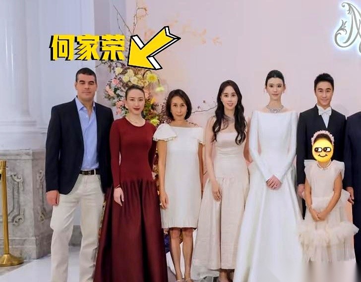 何猷君最近办的一场答谢宴，最扎眼的不是主桌的排场，而是镜头扫过席间时，出现了一张极度眼生的混血面孔。
这人是谁？
大房外孙，何家荣。
他妈是大房的何超贤，亲爹是丹麦人。这小伙子常年定居海外，过着跟家族切割的“隐形人”日子。平时赌王家族风风雨雨，基本没他什么戏份。
但偏偏就是在这个四房主导的局里，他破