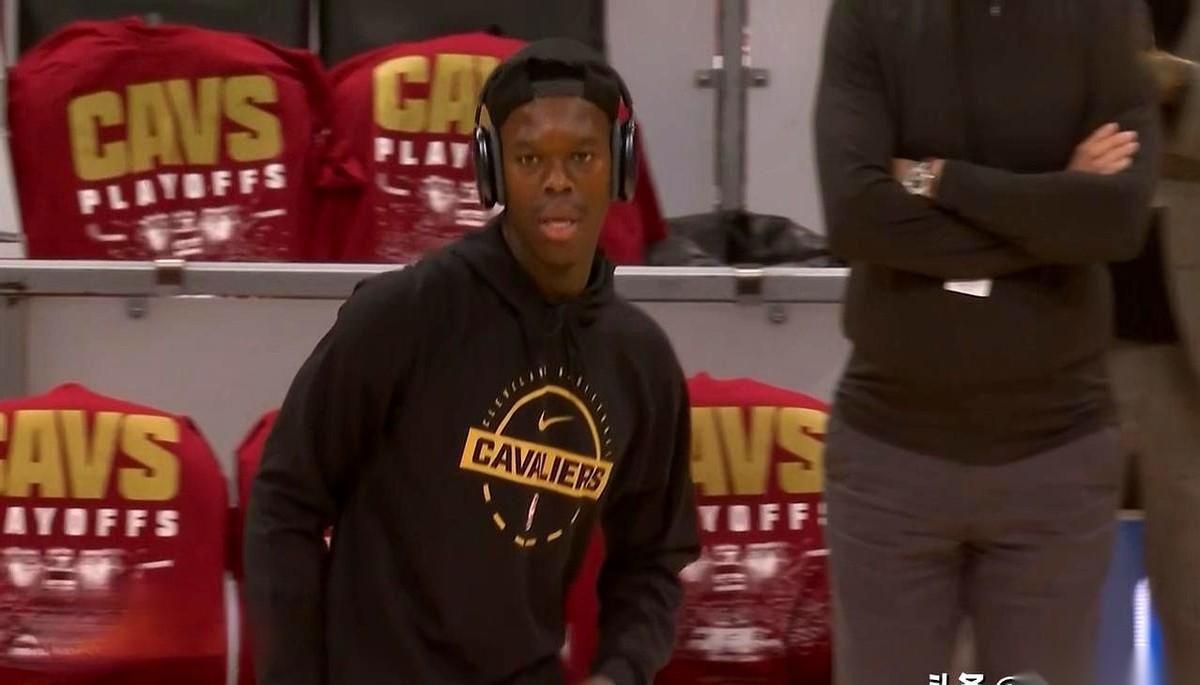 “骑士输了！”比分牌定格在89:93，猛龙主场沸腾了。可骑士替补席上...