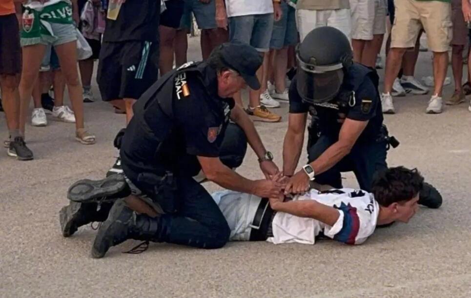 针对此前在埃尔切发生的巴萨球迷与警方冲突事件，西班牙警察统一工会（SUP）发表声明，强硬反驳了巴塞罗那足球俱乐部的指责。工会方面表示，警方的行动完全符合规范，并宣称将“在任何必要的场合”出面维护自身权益，追究相关责任。

事件背景：没收旗帜引发的冲突

这起风波源于西甲首轮巴萨客场对阵 ​