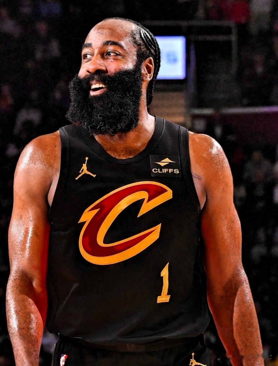 40岁退休吗？NBA37岁老将哈登3年9700万续约骑士！！
据美职篮消息报道，37岁哈登与骑士达成三年9700万美元的续约合同，合同包含第三年球员选项和15%交易保证金。
合同生效意味着哈登将继续3年征战NBA，3年合同到期后年龄已达40岁高龄，是否会选择退休还是继续征战？？让我们拭目以待！！
合