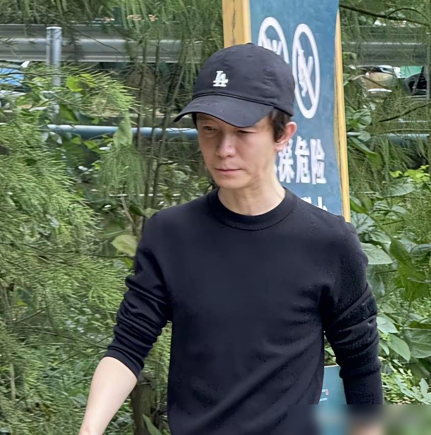 43岁郭敬明近照刷屏，脸没垮，个儿也没显矮，状态好得不像话。
当年骂他烂片的人，现在还在骂。可人家一部接一部开机，鞠婧祎、曾舜晞、邓为全排着队进组。《月鳞绮纪》上线52小时热度破万，直接刷新优酷记录。
最狠的是他连名字都懒得用了，顾晓声、张弋敏、陆觉，一个剧换一个马甲。你以为是躲骂，其实是把骂声
