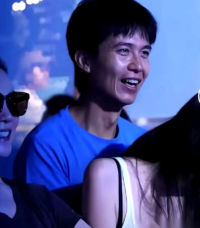 一段网传的聚会镜头里，歌手陈粒当场翻了脸。
她的胳膊猛地一发力，把身边的男人一把推开，紧接着，一根中指直直地怼到了对方眼前。就在前一秒，这个男人的手不仅死死掐住她的腰，还往上滑，差一点就摸到了胸口。
被推开的男人叫Ryan。在娱乐圈，他的头衔很响：王菲认识了15年的男闺蜜，从死忠粉一路混成御用摄影师