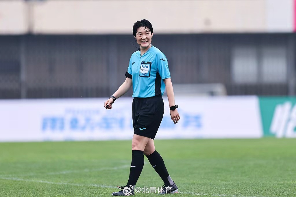 随着国际足坛女性裁判员执法男足比赛进入常态化，中国足协与中足联也顺应潮...